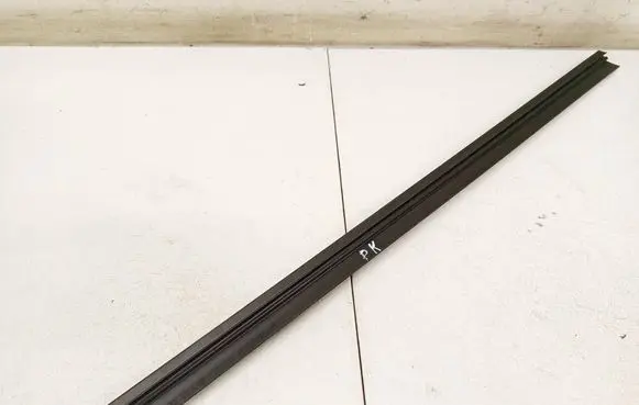 Skoda Octavia Mk2 (1Z) Front door glass trim molding 1Z0837479A