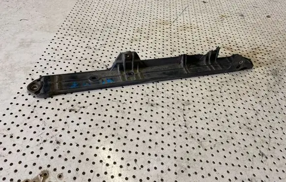 Toyota Hilux (AN10, AN20, AN30) Radiator mount bracket