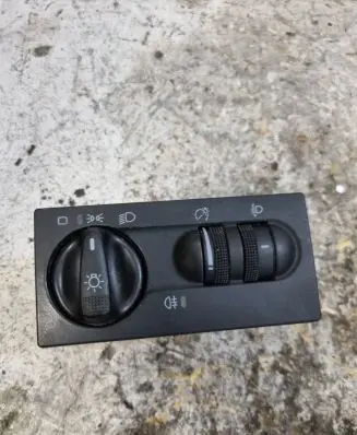 Volkswagen Golf III Light switch 1H6941531N