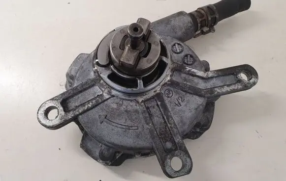 Lexus IS 220D-250-350 Vacuum pump 21070635