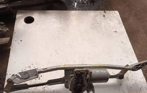 Volvo S80 Front wiper linkage 