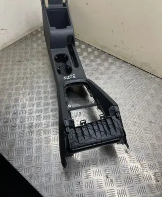 Volkswagen Jetta VI Center console 