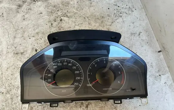 Volvo V70 Speedometer (instrument cluster) 31254535AA