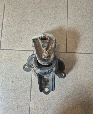 Engine mount vacuum valve