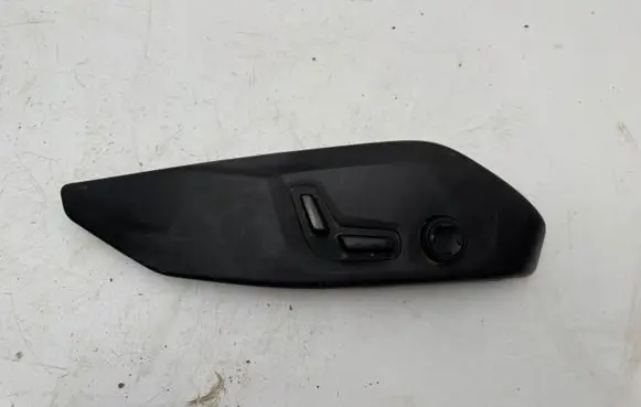 Volvo XC90 Front door seat control surround trim 39831637