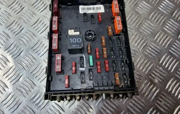 Volkswagen PASSAT B6 Fuse module 3C0937125