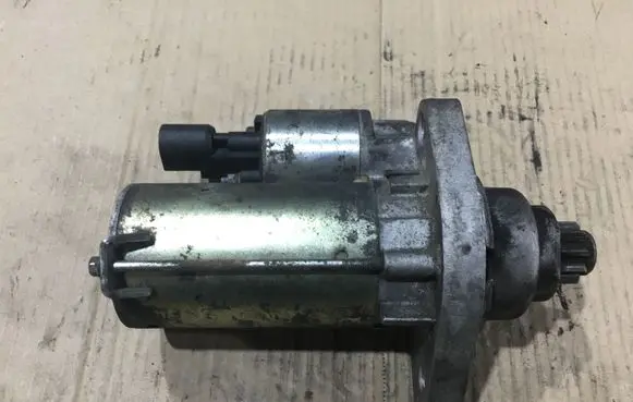 Volkswagen Golf VI Starter motor 02Z911023G