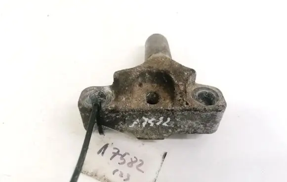 Volkswagen Golf V Engine mounting bracket