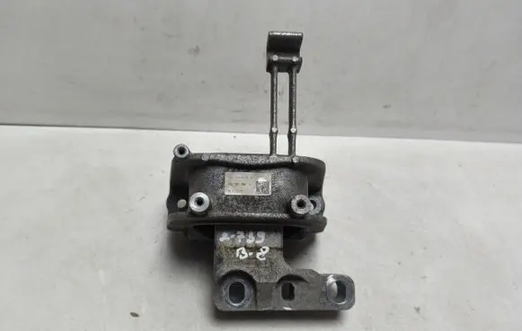 Volkswagen PASSAT B8 Engine mount bracket 3Q0199262J