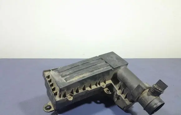 Volkswagen PASSAT B6 Air filter box 3C0129607AF