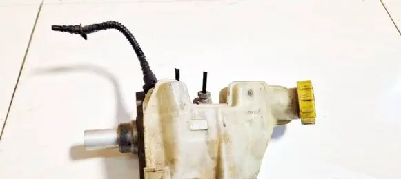 Brake fluid reservoir