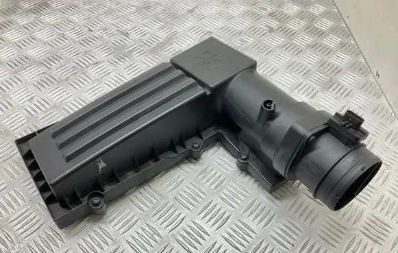 Volkswagen Tiguan Air filter box cover 3C0129601 03L906461A