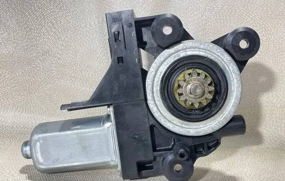 Volvo S80 Front door window regulator motor 970714101 060923 1174077A
