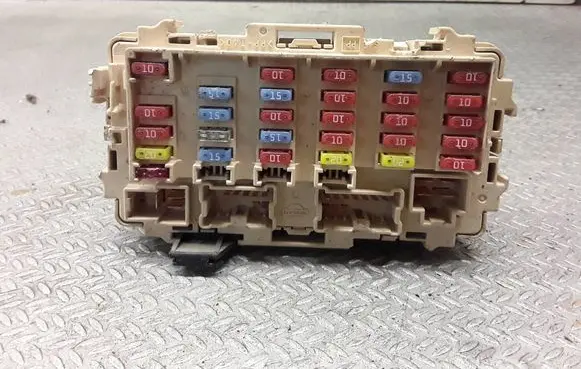Nissan X-Trail T30 Fuse module 