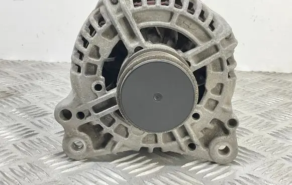 Volkswagen Jetta VI Generator/alternator 03L903023