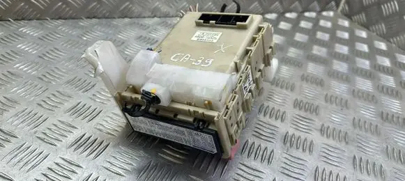 Toyota Avensis T270 Fuse module 8273005J90 480416A25