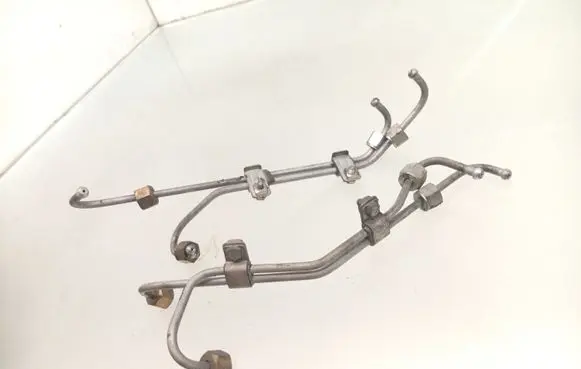 Fuel injector supply line/pipe