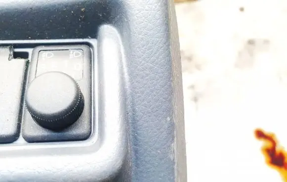 Nissan Primera Headlight level height control switch