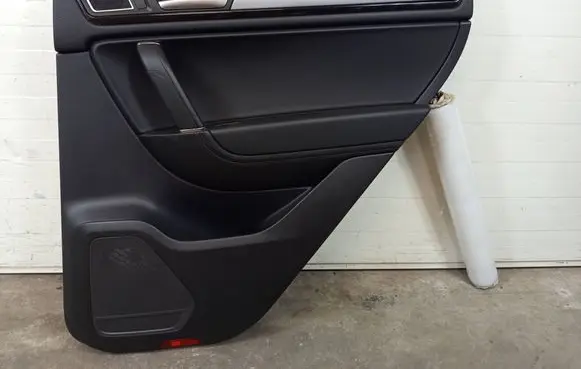 Volkswagen Touareg II Front door card panel trim BOCZEKPRAWY 7P6867212