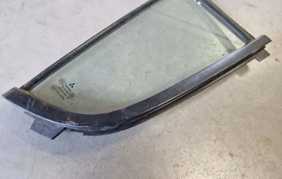 Rear vent window glass