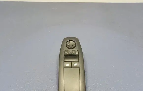 Peugeot 208 I Electric window control switch 96751127ZD