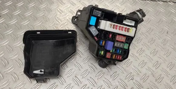 Toyota Yaris Fuse box set 821150DG50C 826620D100