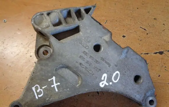 Volkswagen PASSAT B7 Engine mounting bracket 03L199207