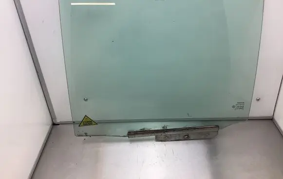 Toyota Yaris Rear door window glass 43R00048