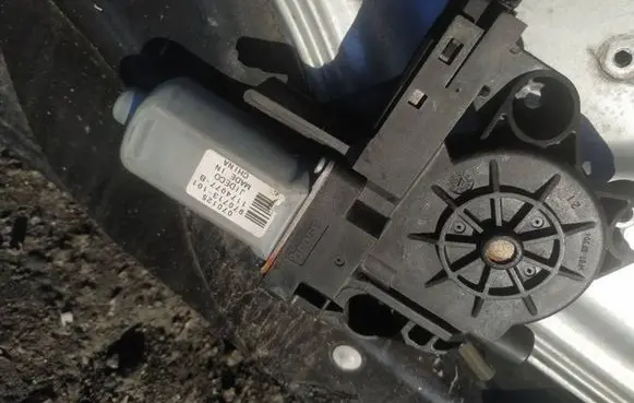 Volvo S80 Front door window regulator motor 970713101
