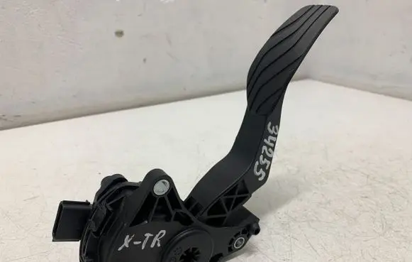 Nissan X-Trail T32 Accelerator throttle pedal 18002DF30B