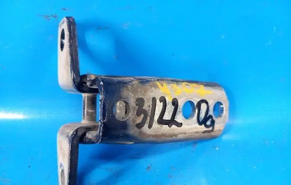 Mitsubishi Outlander Front door lower hinge 5702A064