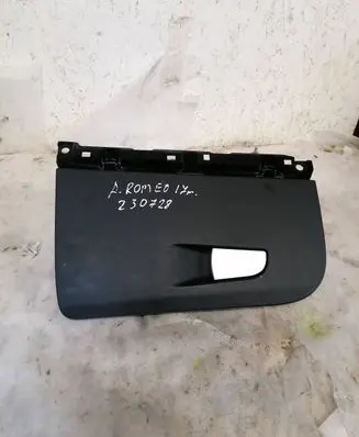 Alfa Romeo Giulia Glove box