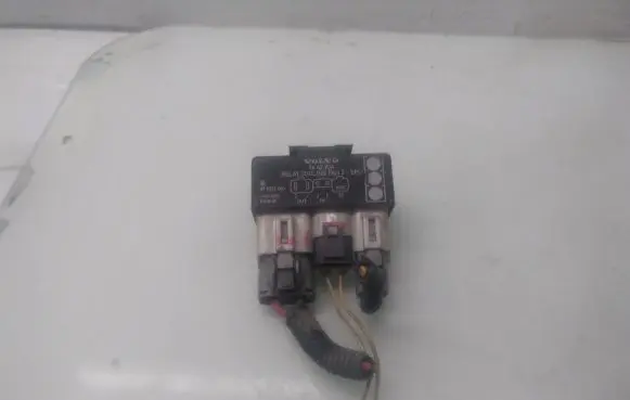 Volvo S70 V70 V70 XC Glow plug pre-heat relay 899251000