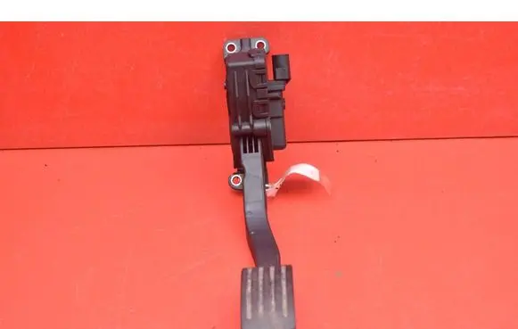 Accelerator throttle pedal
