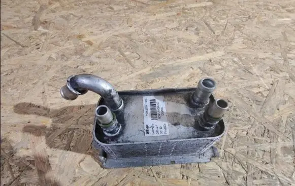 Volvo S60 Engine oil radiator 6G917A095AD