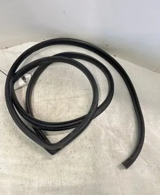 Suzuki Grand Vitara II Rear door rubber seal (on body) 