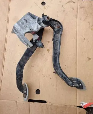 Mercedes-Benz E W124 Pedal assembly 2012902111