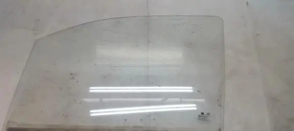 Hyundai H200 Front door window glass four-door
