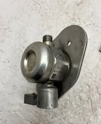 BMW 3 E90 E91 Fuel injection high pressure pump 7562473