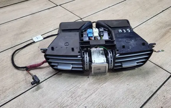 Mercedes-Benz E W212 Dash center air vent grill A2128303154 08643001