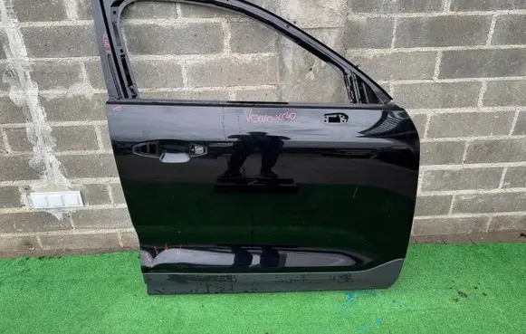 Volvo XC40 Front door