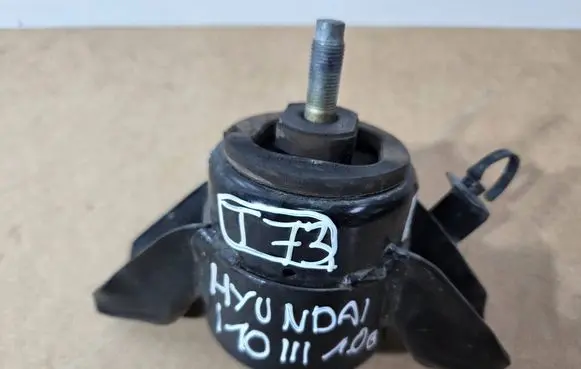 Hyundai i10 Engine mount bracket 21810-B4000