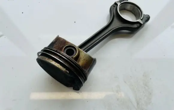 Volkswagen Golf VI Piston with connecting rod 7123a