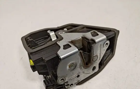 BMW X3 F25 Front door lock 7318416 51217318416 51217276668