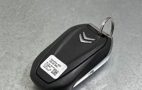 Citroen C4 SpaceTourer Ignition key/card 98167108ZD