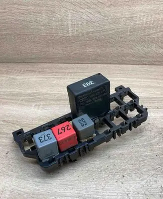 Volkswagen PASSAT B5 Fuse module 8D0937503E