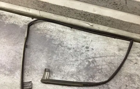 Honda CR-V Rubber seal front door window/glass 