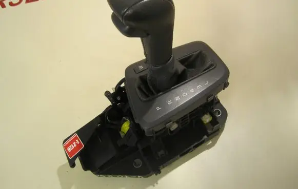 Volvo V70 Gear shifter/selector P08636189