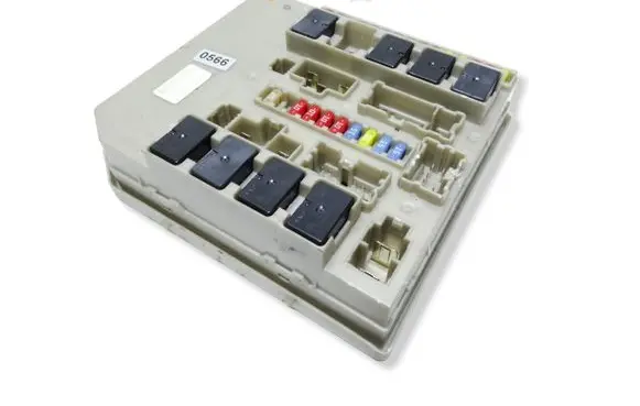 Renault Clio III Fuse module 674658A 8H140010