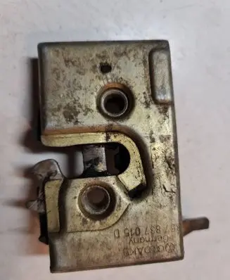 Volkswagen PASSAT B3 Front door lock 357837015D